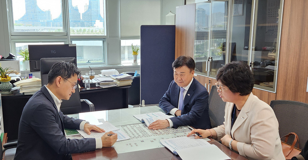 행정안전부에서 여수시장과 한순기 지방재정경제실장과 진선주 교부세과장이 얘기를 나누는 모습