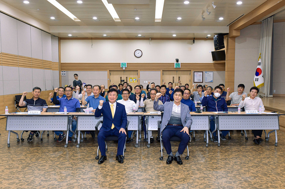 여수시장과 바우처 택시 참여자 대표를 메인으로 뒤에 앉아있는 약 40명의 바우처 택시 참여자 모두 화이팅을 외치며 찍은 사진