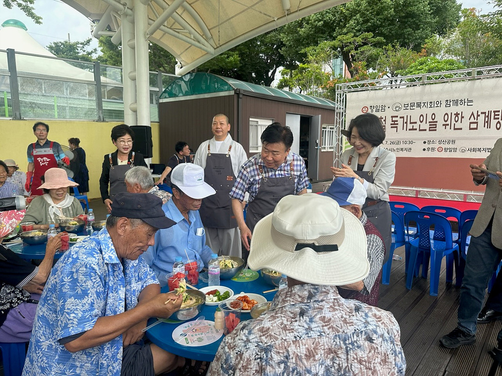 여수 향일암·보문복지회, 영양 가득 삼계탕 나눔 행사에서  정기명 시장, 백인숙 시의회 의장, 보문 복지회 이사장 연규 스님, 복지관 관계자들이 어르신들에게 삼계탕을 대접하는 모습