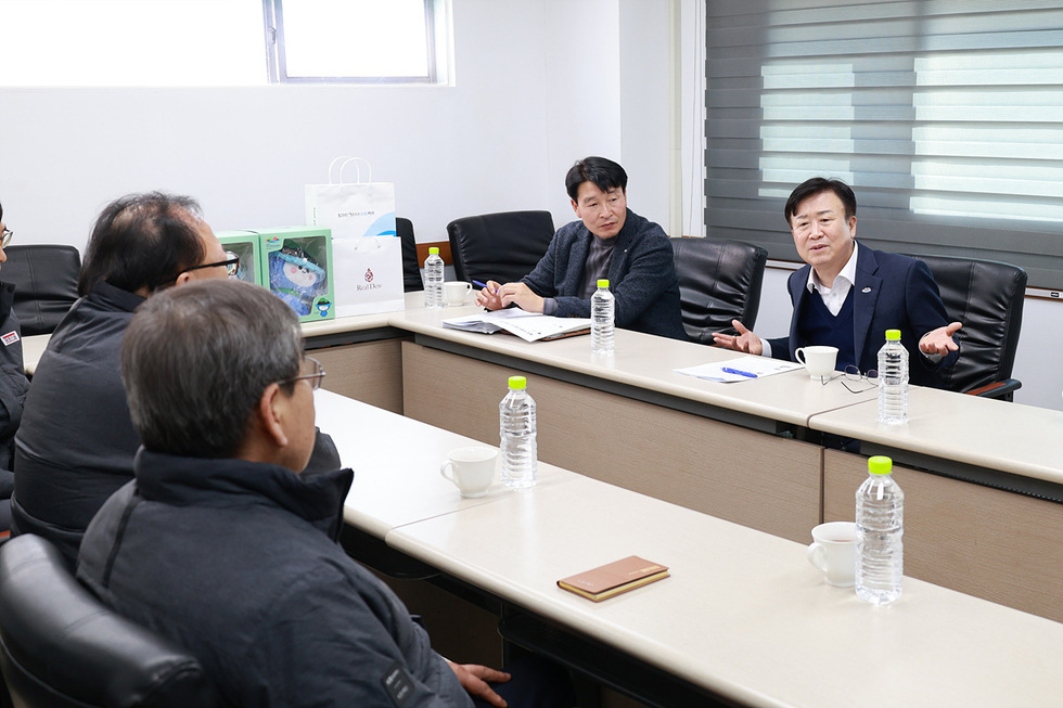 지역 최대 현안인 국가산단 위기 극복을 위한 현장 소통을 하는 모습01