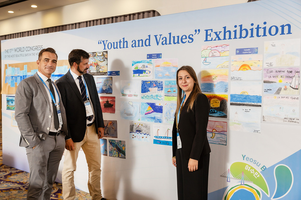 세 명의 남성과 여성이 'Youth and Values' 전시회에서 작품을 감상하고 있다. 배경에는 다양한 그림들이 전시되어 있다.