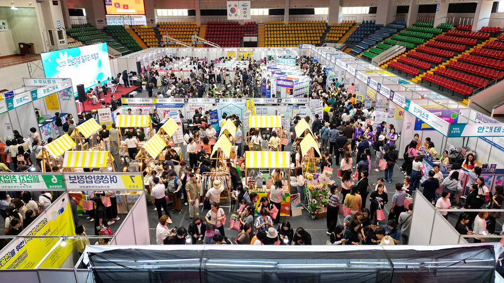 전남 여성 일자리 박람회에서 많은 사람들이 부스를 방문하고 있으며, 다양한 정보와 서비스를 제공하는 장면이다.