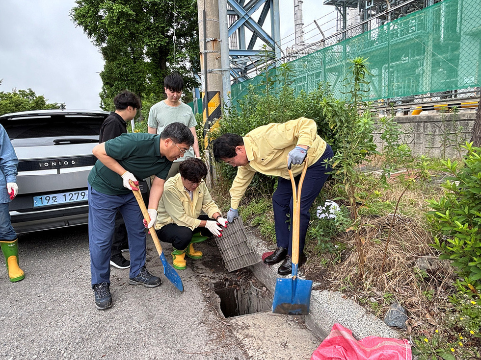 장마철 대비로 점검을 하고 있는 사진
