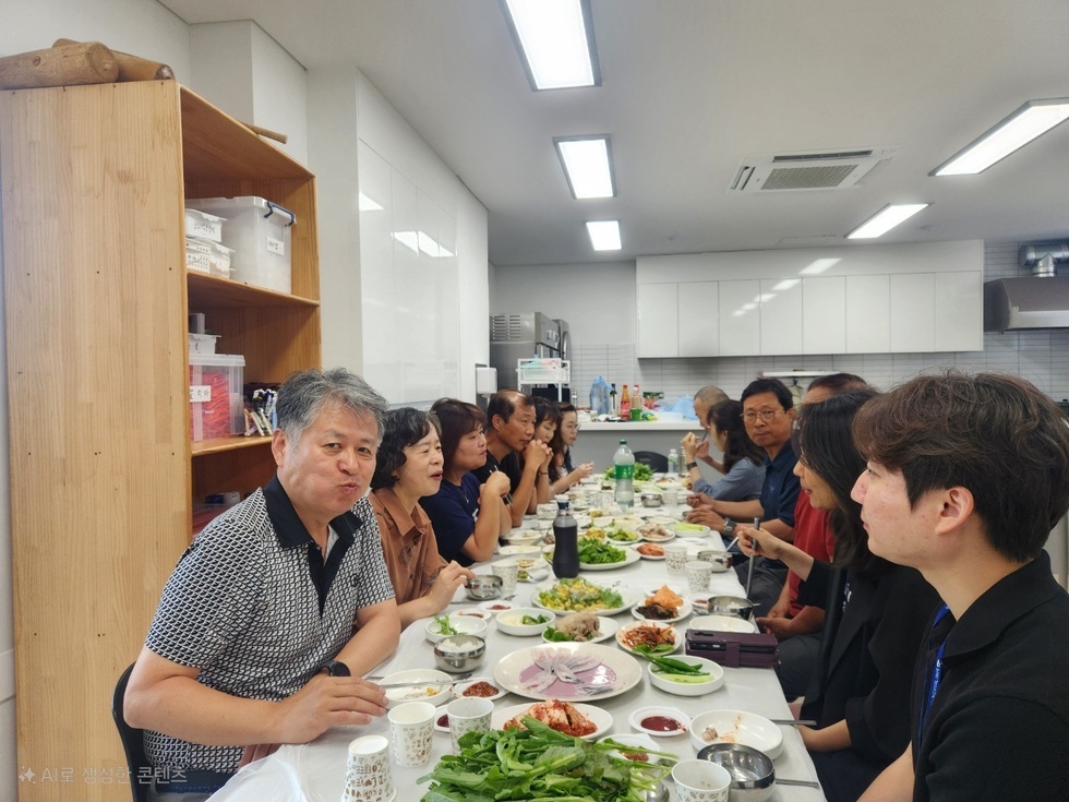 다같이 식사를 하고 있는 사진들