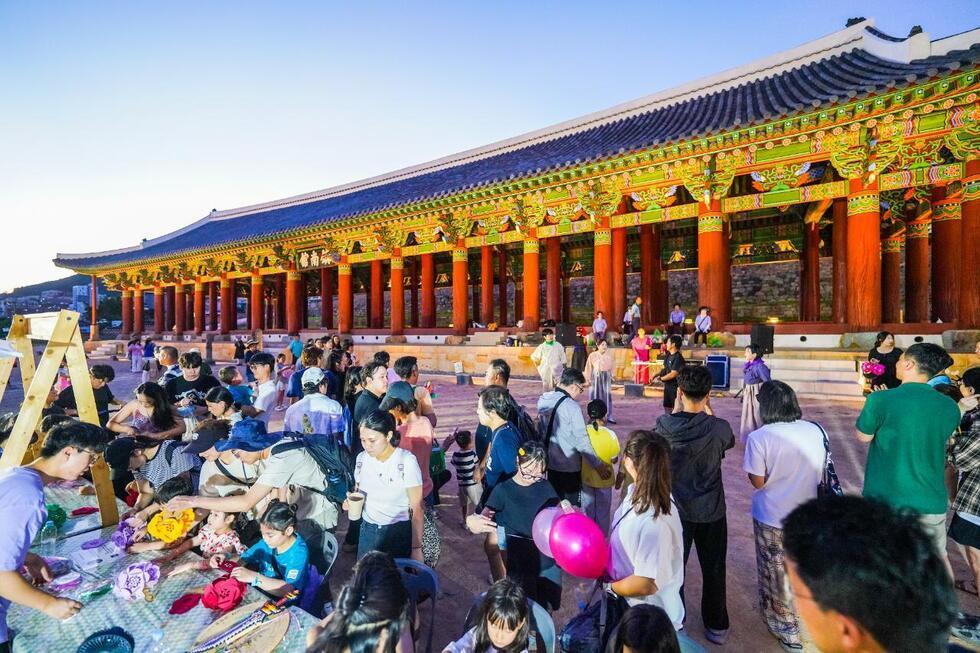 여수 진남관 앞에서 열린 국가유산 야행 행사, 전통 공연과 체험 프로그램에 참여하는 시민들