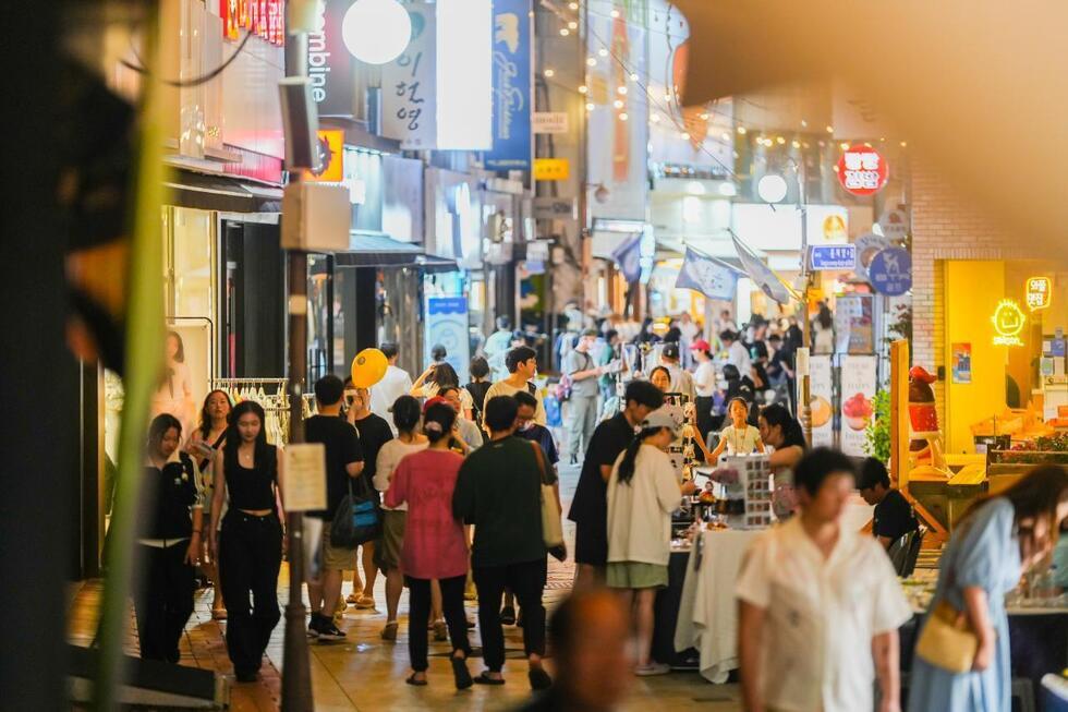여수 진남관 야행 기간 중 진남상가 거리에서 열린 프리마켓과 체험 부스, 많은 시민들이 참여한 모습