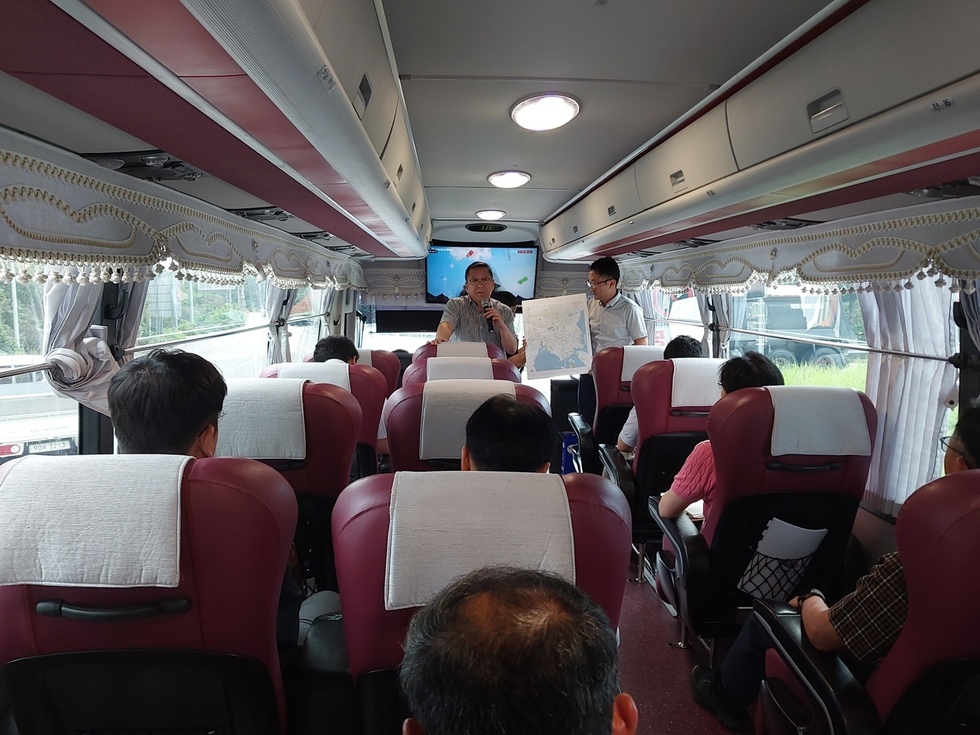 2026여수세계섬박람회 교통대책 마련을 위해 관계자들이 관광버스 안에서 노선 지도를 펼쳐 보이며 현장 점검 사항을 설명하는 모습