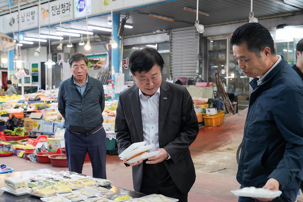 1-3 정기명 여수시장, 전통시장 방문…상인과 소통하며 민생회복 점검.jpg
