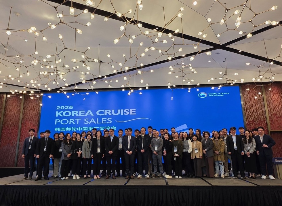 2025년 중국 크루즈 포트 세일즈 행사에서 참석자들이 무대에 서 있는 모습으로, 배경에는 행사 제목이 적힌 대형 스크린이 보인다.