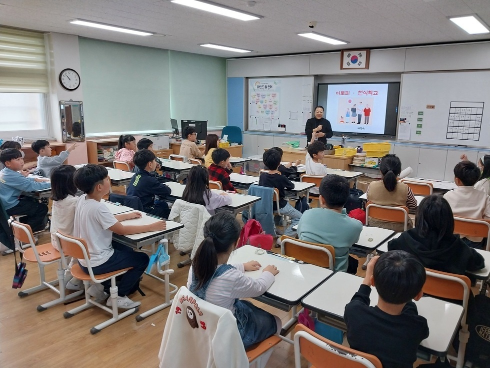 여수시의 한 교실에서 학생들이 알레르기질환 예방 교육을 받고 있다. 강사가 학생들에게 알레르기 관련 내용을 설명하고 있다.