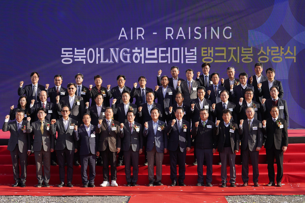 1-2 여수시, 동북아LNG허브터미널 저장탱크 지붕 상량식 개최.jpg