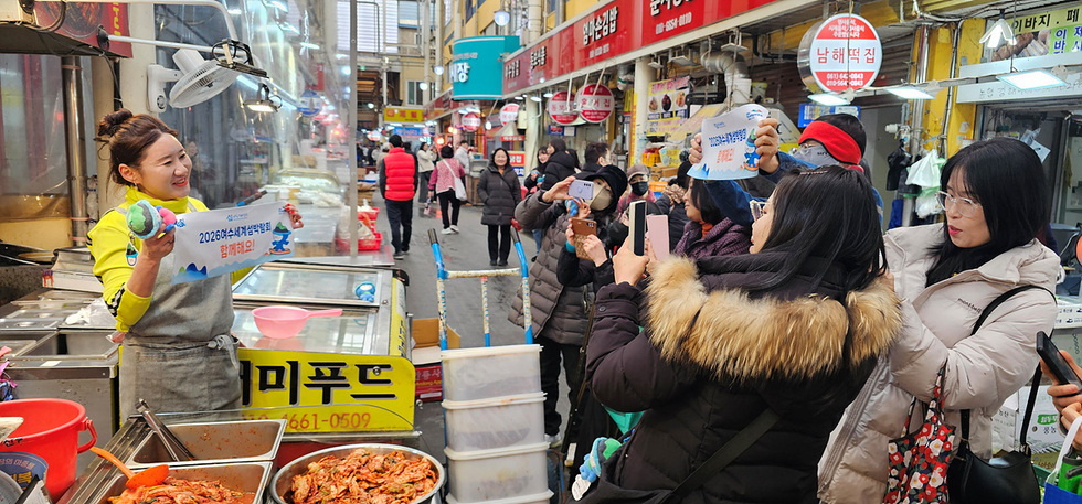 4-1 여수시 SNS 서포터즈, 설 명절 맞아 전통시장 현장 홍보 나서.jpg