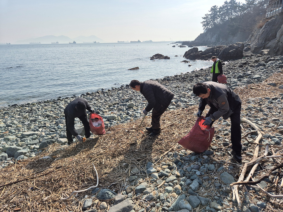 8-1 한국농촌지도자여수시연합회·여수시중부회, 해안 환경정비 봉사활동 펼쳐.jpg