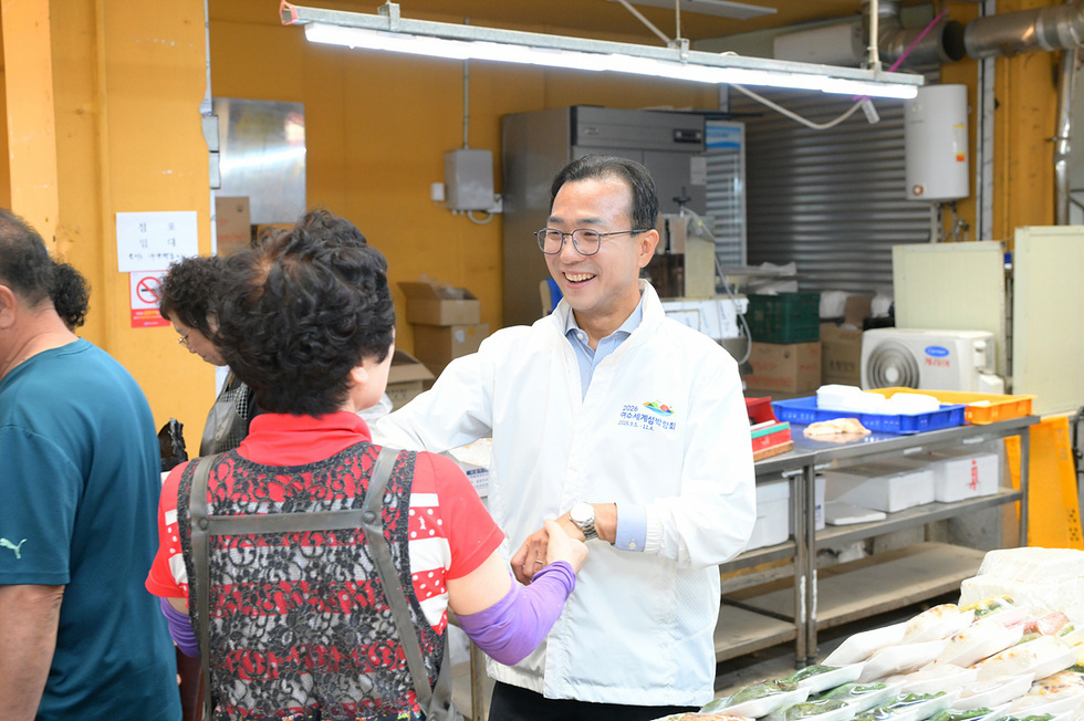 서영학 여수시장, 추석 앞두고 전통시장 찾아 현장 소통(변경2).jpg