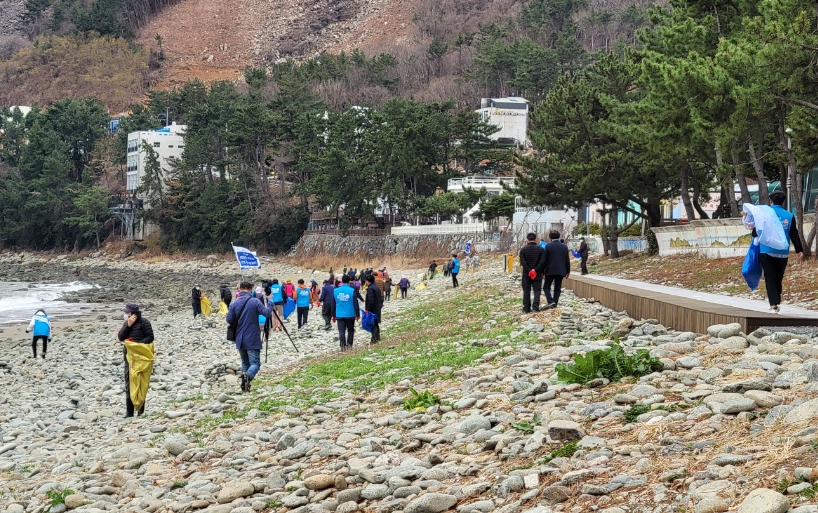 ▲ 여수시는 지난 18일 봄맞이 ‘연안정화의 날 행사’를 개최하고, 돌산읍 무슬목 해수욕장 일대에서 해양쓰레기 집중수거 활동과 캠페인을 벌였다.