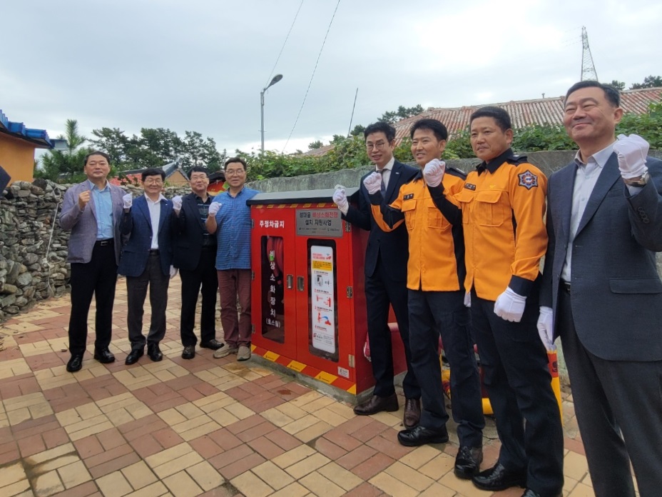 여수시 화정면에서 비상소화전함 설치사업 준공식에 참석한 관계자들이 비상소화전함 앞에서 기념사진을 찍고 있다.