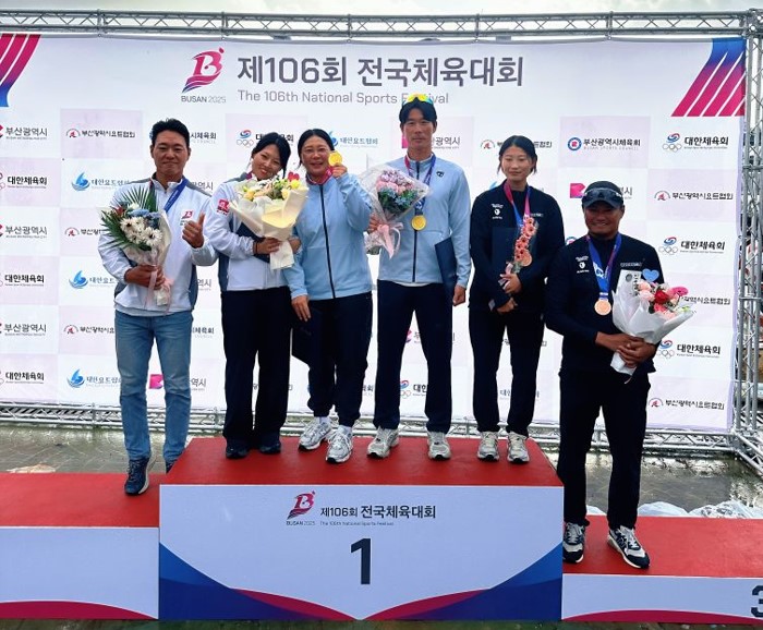 여수시청 요트팀 선수들이 제106회 전국체육대회에서 금메달을 수상한 후 기념사진을 찍고 있다.