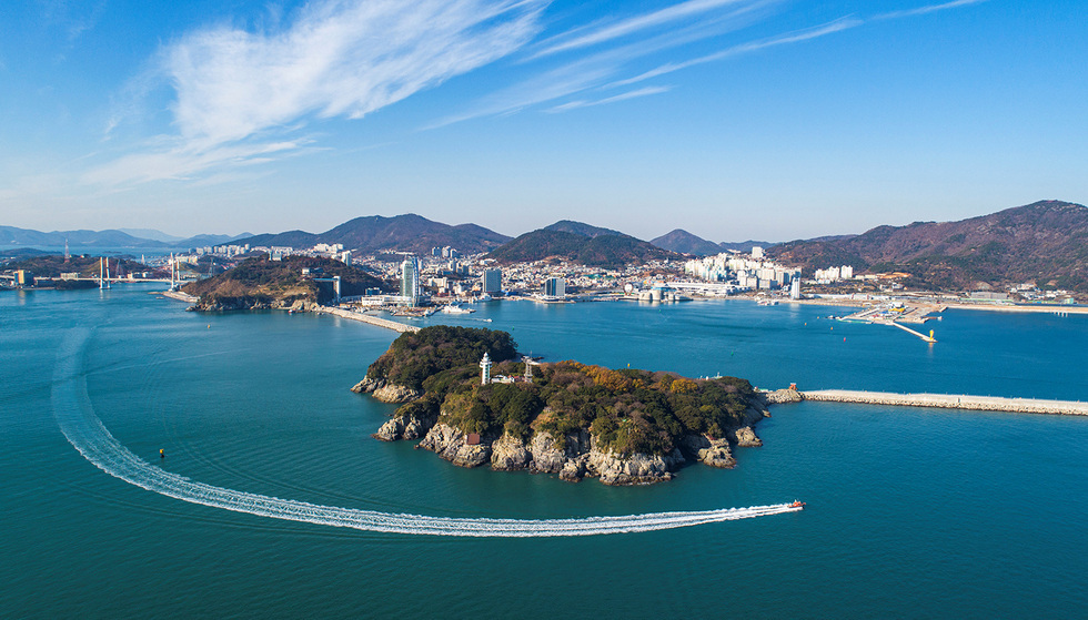 ▲ 여수 대표 관광지인 오동도가 코로나19로 작년에 이어 올해도 해맞이 행사가 전면 금지됨에 따라, 12월 31일 24시부터 내년 1월 1일 오전 8시까지 오동도 정문 을 통제한다.