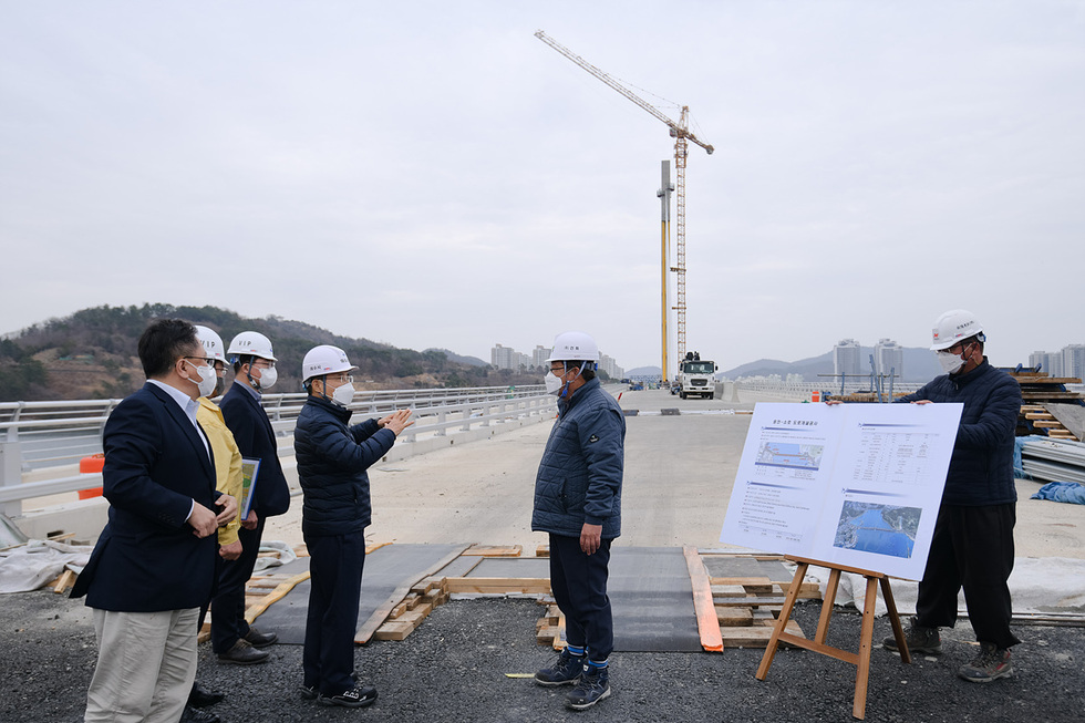 ▲ 권오봉 여수시장이 17일 웅천~소호 간 해상교량 공사 현장을 방문하고 진행상황을 점검하고 있다.