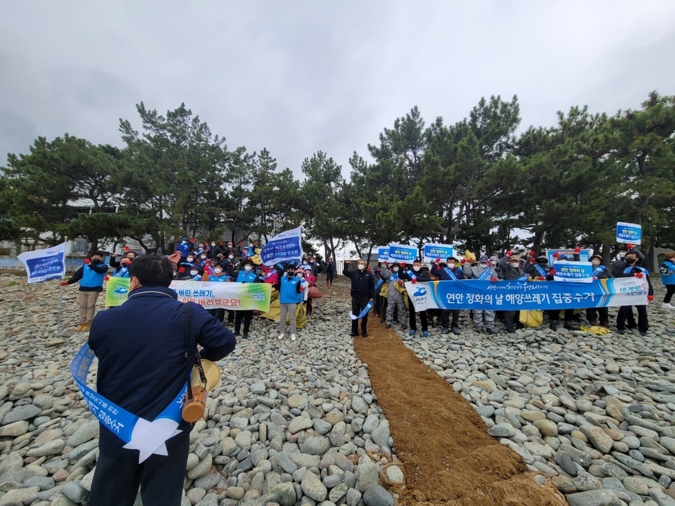 ▲ 여수시는 지난 18일 봄맞이 ‘연안정화의 날 행사’를 개최하고, 돌산읍 무슬목 해수욕장 일대에서 해양쓰레기 집중수거 활동과 캠페인을 벌였다.