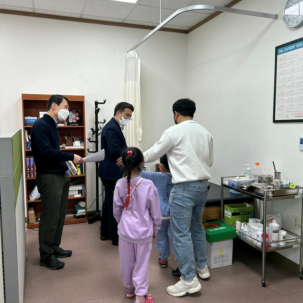 ▲ 지난 1일 여수시보건소 진료실에서 연세대학교 세브란스 심장혈관병원 박한기교수 등 의료진이 103차 심장병 무료진료를 진행했다. 