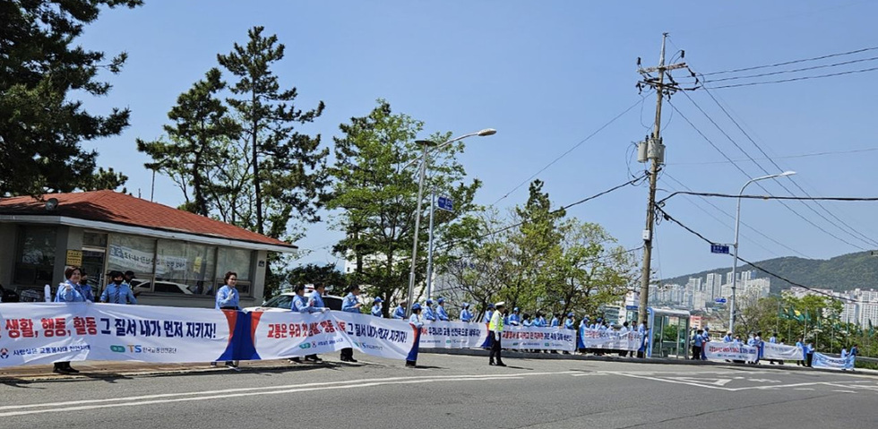 ▲ 여수시(시장 정기명)가 20일 오전 교통안전 취약지에서 민․관 합동 ‘교통사고 사망자 없는 여수 만들기’ 캠페인을 전개했다.