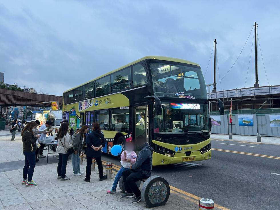 ▲ 여수시가 지난 12일부터 여수낭만버스 야간테마코스인 ‘시간을 달리는 버스커’ 운영을 시작했다.  