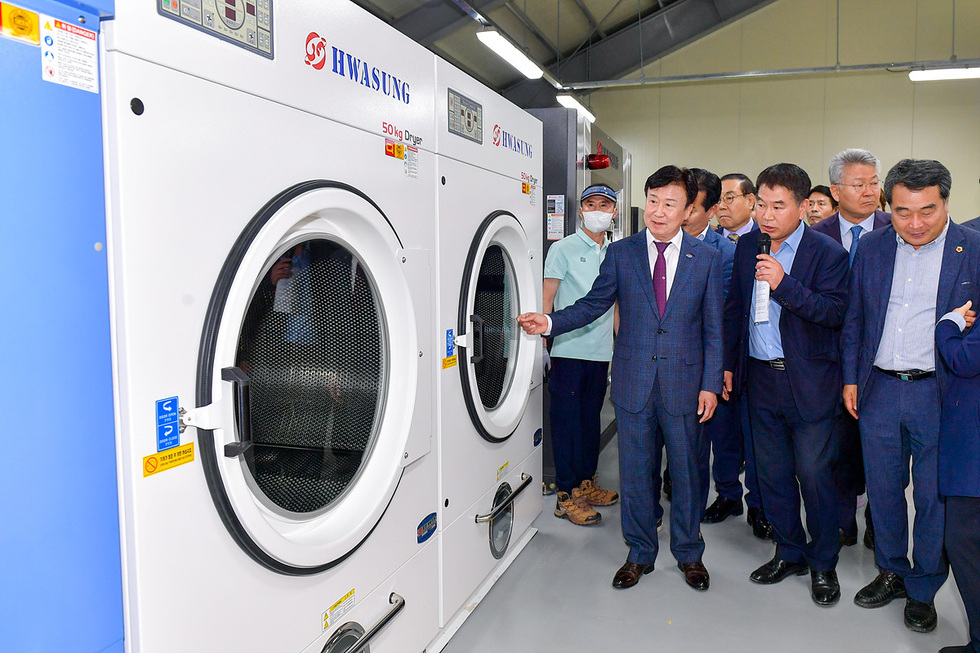 ▲ 정기명 여수시장이 ‘여수산단행복세탁소’를 둘러보고 있다.