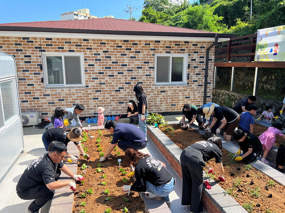 ▲ 여수시가 국동에 위치한 복지공동체 여수아이꿈터에 사업비 2억 5천 8백만 원을 들여 공동체정원을 조성했다.