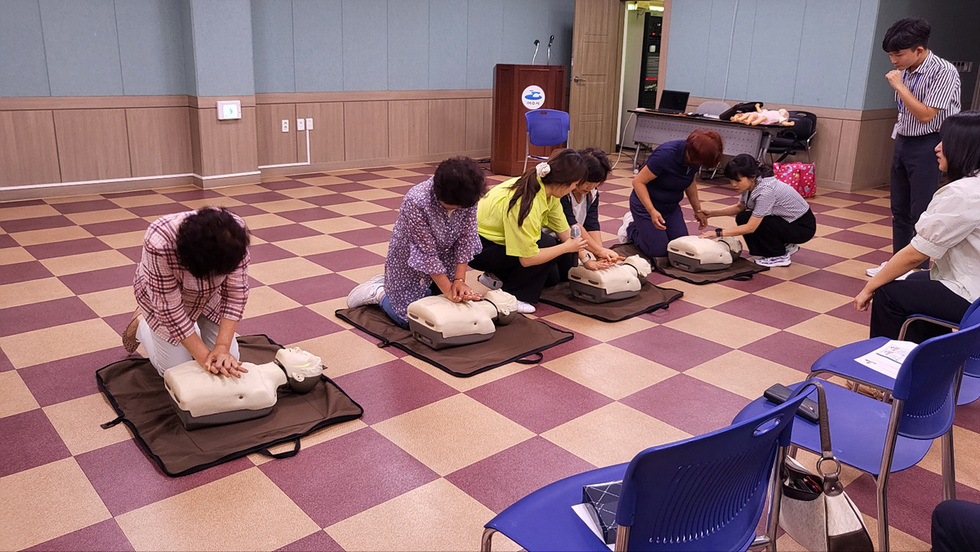▲ 여수시는 지난 16일 삼일동 주민자치위원회 위원과 직원을 대상으로 ‘찾아가는 심폐소생술 교육’을 실시했다.