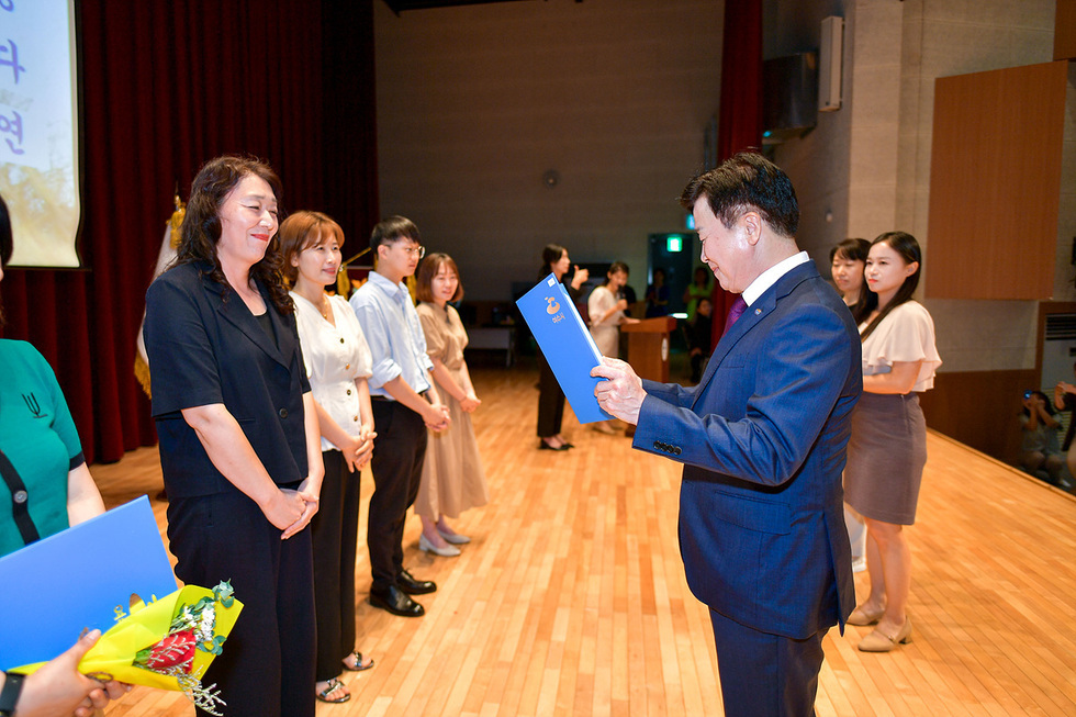 ▲ 여수시는 지난 7일 여수 문화홀에서 ‘제24회 사회복지의 날 기념행사’를 개최하고 사회복지 종사자들의 헌신적인 활동을 격려했다. 