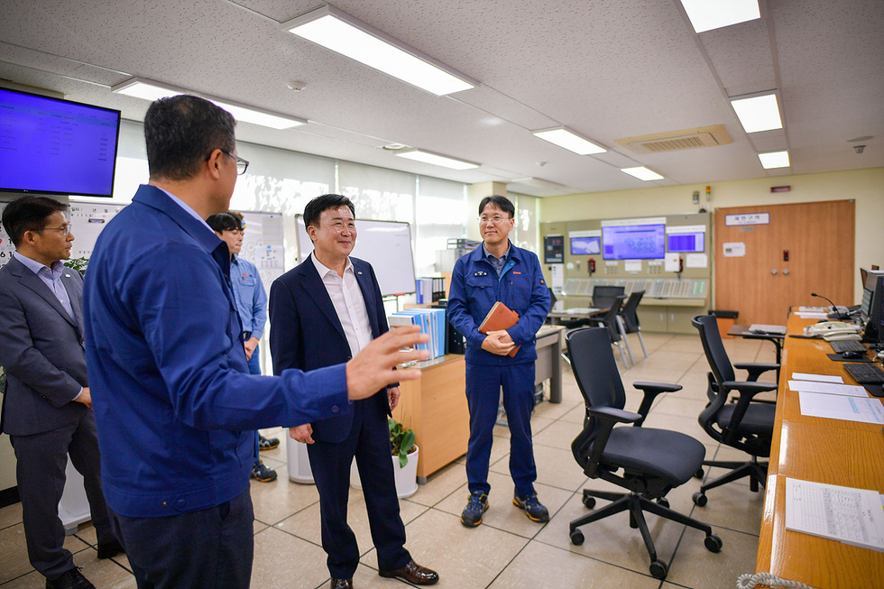 2-2 정기명 여수시장, 지역기업 오일허브코리아(주) 방문 (2).jpg