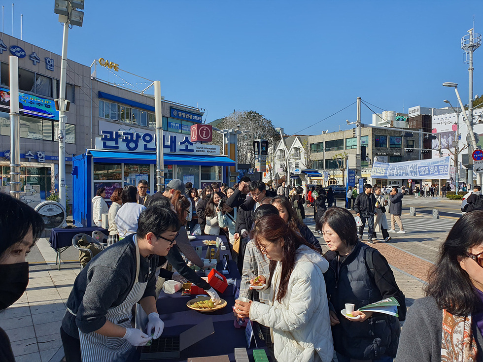 4-1  여수돌산갓 활용 디저트상품 홍보·시식회 ‘큰 호응’.jpg