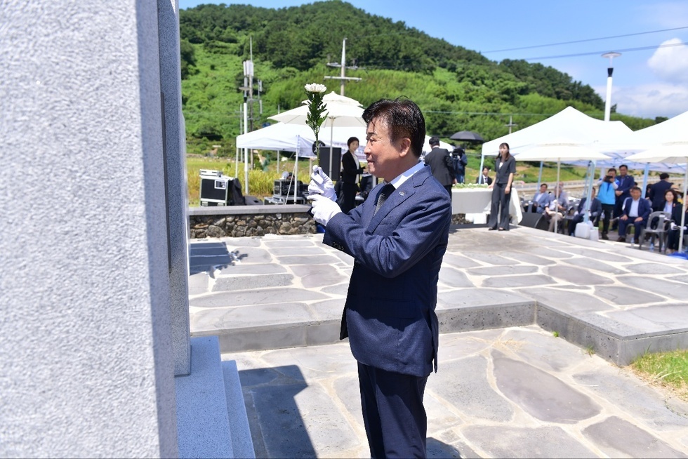 74주년 민간인 희생자 추모제에서 정기명 시장이 헌화하는 모습