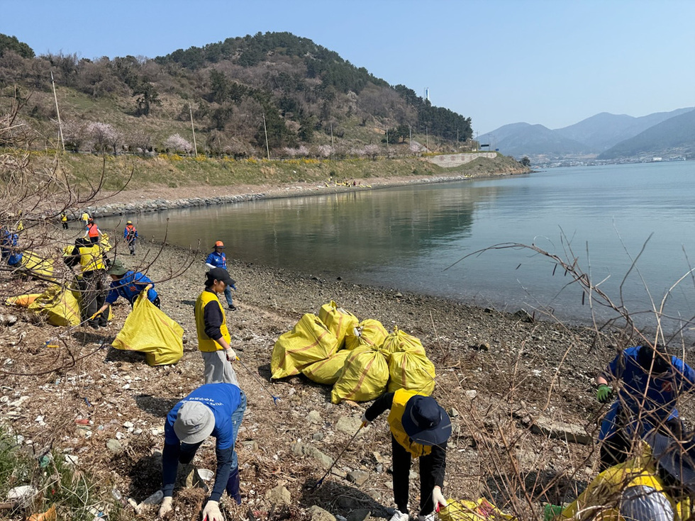 여수시(시장 정기명)가 지구의 날(4월 22일)을 기념하고 2026여수세계섬박람회 성공개최를 위한 사전 준비의 일환으로 화태도 치끝 일원에서 해양 정화 활동을 펼쳤다.