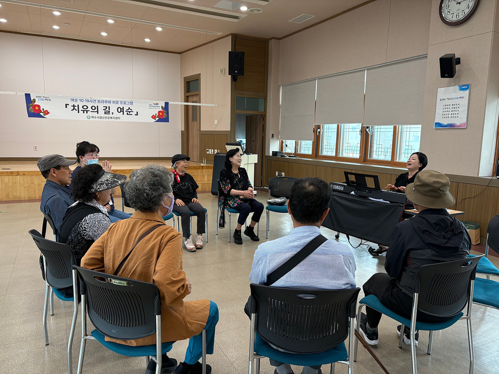 여순에서 진행되는 치유 프로그램에 참여한 어르신들이 음악을 듣고 있는 모습이다.