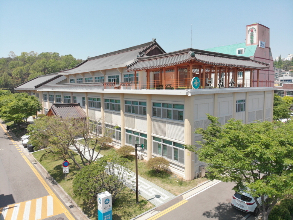 환경소 건물이 보이는 장면으로, 건물 외관에는 환경소라는 글자가 적혀 있다. 주변에는 나무와 도로가 있다.