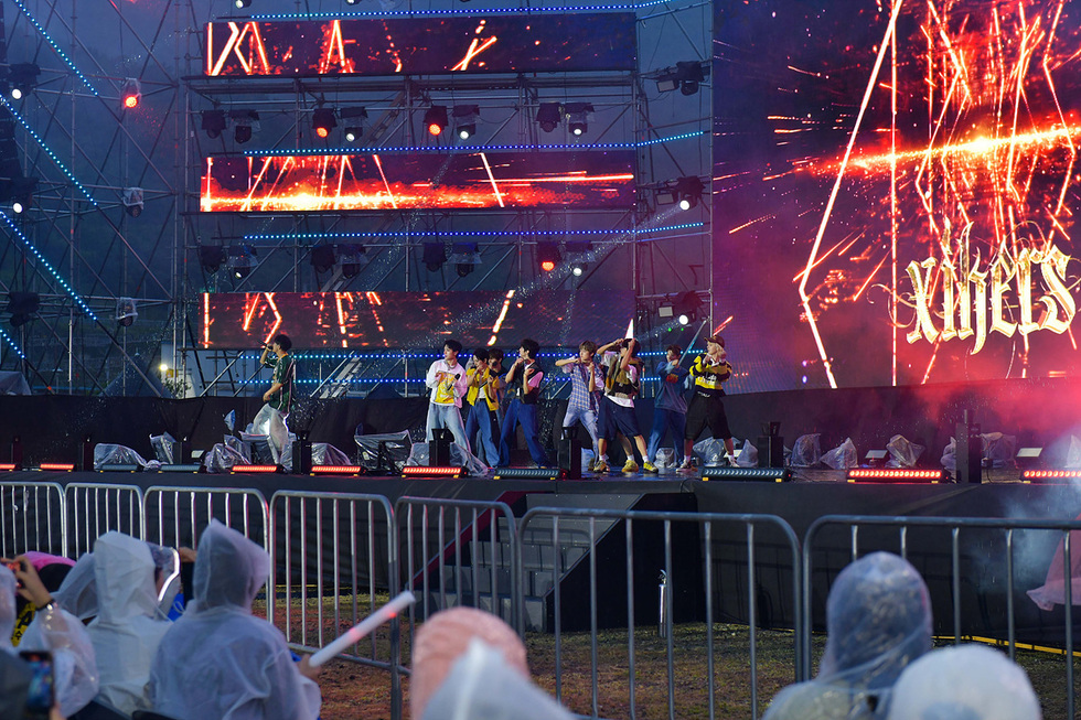 무대에서 여러 명의 아티스트가 공연을 하고 있으며, 배경에는 KINGS라는 글자가 보인다.