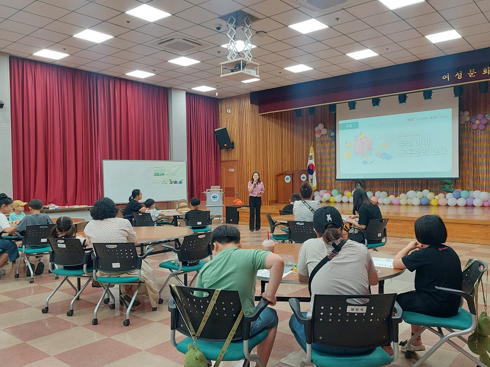 우리 아이를 위한 용돈 관리 뷰모교육을 하는 사진01