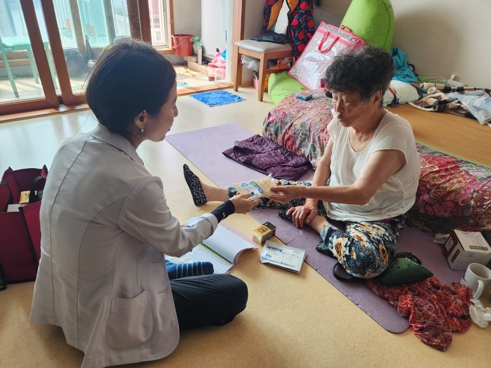 여수시 방문간호사가 홀몸 어르신 가정을 방문해 건강상태를 확인하고 약품과 폭염 대응 물품을 전달하는 모습