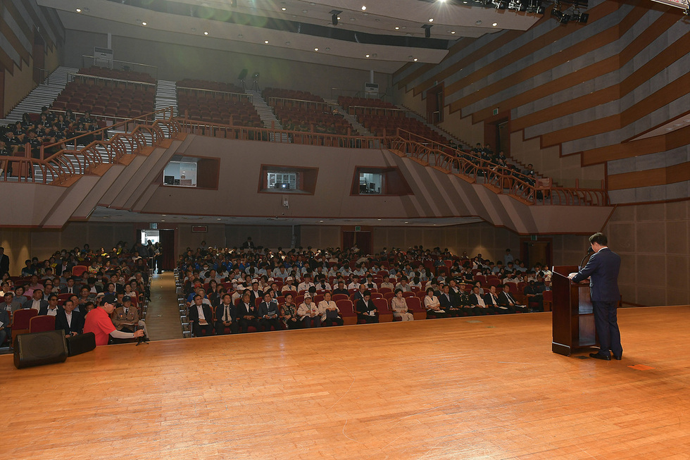 전남학도병 6.25출전 제 75주년 기념식 행사 사진으로 여수시민회관의 모습과 단상위 정기명 시장의 모습이다.