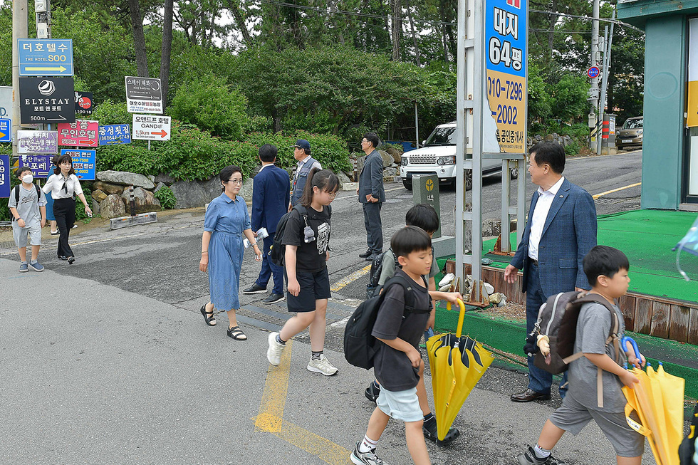 2-1 여수시, ‘시민의 소리함’ 첫 건의에 응답을 수행하기위하여 백초초등학교 방문하여 시민의소리함을 진행하고있다
