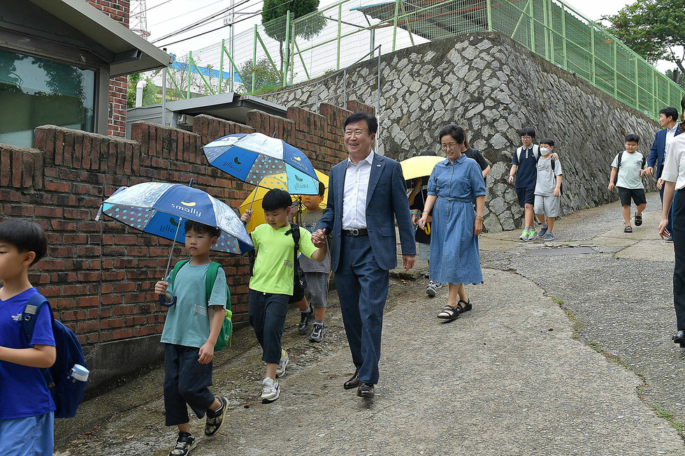 2-2 여수시, ‘시민의 소리함’ 첫 건의에 응답… 백초초등학교 방문