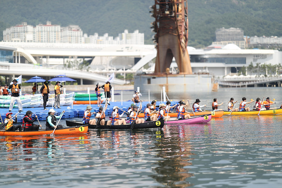 수상레저스초프 체험존에서 바나나보트를 타고 있는 사람들