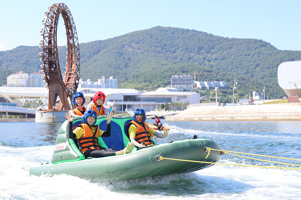 수상레저스포츠 체험존에서 모터보트를 타고 있는 사람들