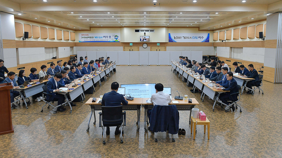 여수시청 회의실에서 국·소·단장과 읍·면·동장이 참석한 가운데 월간업무계획 보고회가 열리고 있는 모습