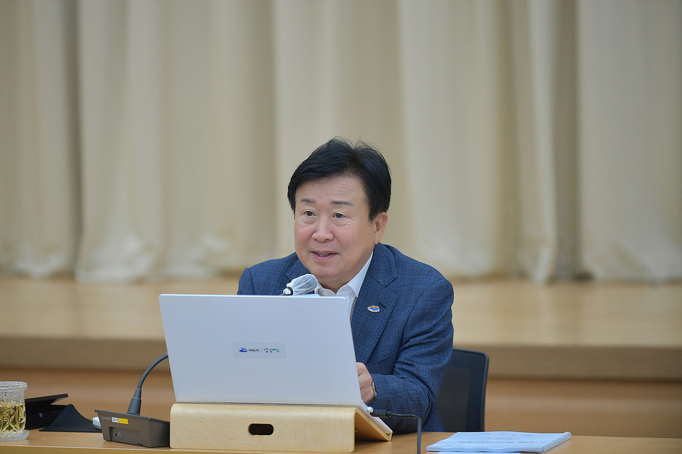 정기명 여수시장이 회의실에서 마이크을 통해 발언하고 있는 모습