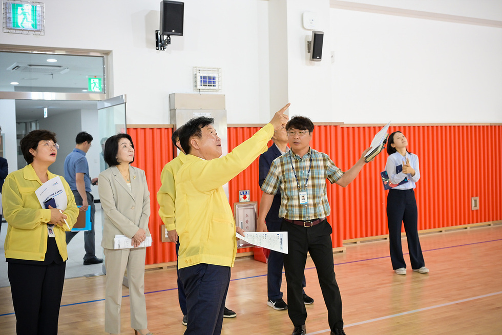정기명 여수시장이 웅천국민체육센터 내부를 둘러보며 관계자들과 시설 점검을 진행하는 장면