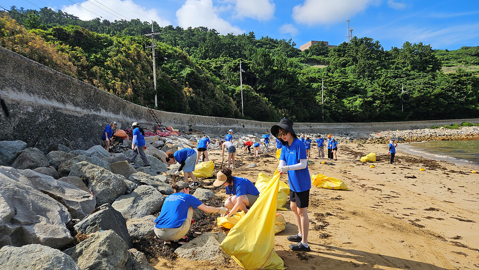 거문도 국제 섬 워크캠프참여자들이 해얀가 쓰레기 수거를 하고있는 모습이다.