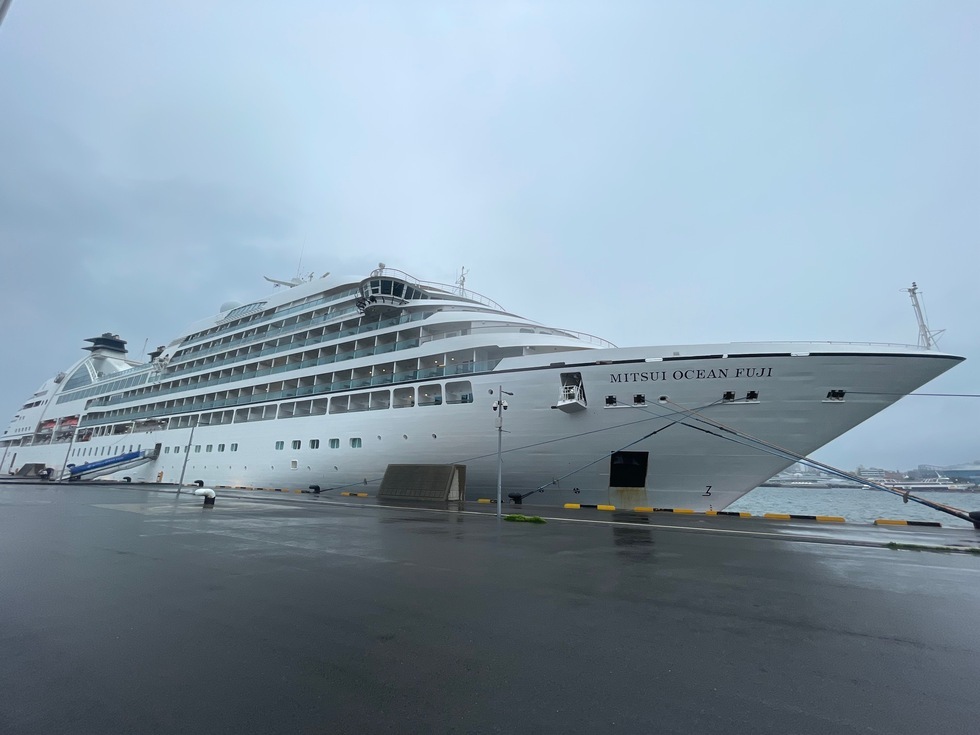 MITSUI OCEAN FUJI라는 이름의 크루즈선이 항구에 정박해 있는 모습이다.